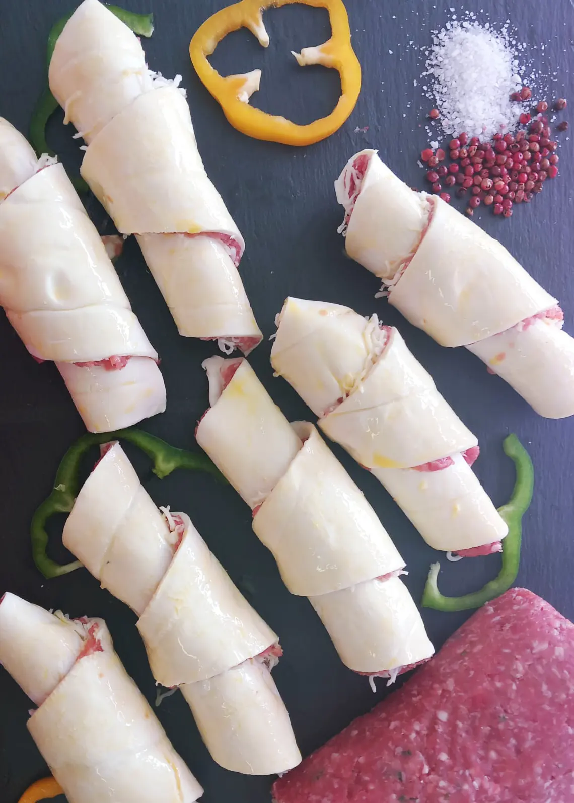 croissants com carne picada e queijo ralado